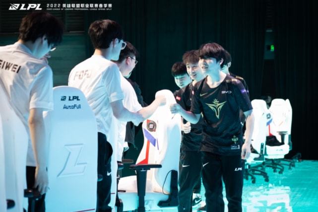 轻的优势和 轻的优势和