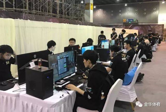 边后卫内收 边后卫内收
